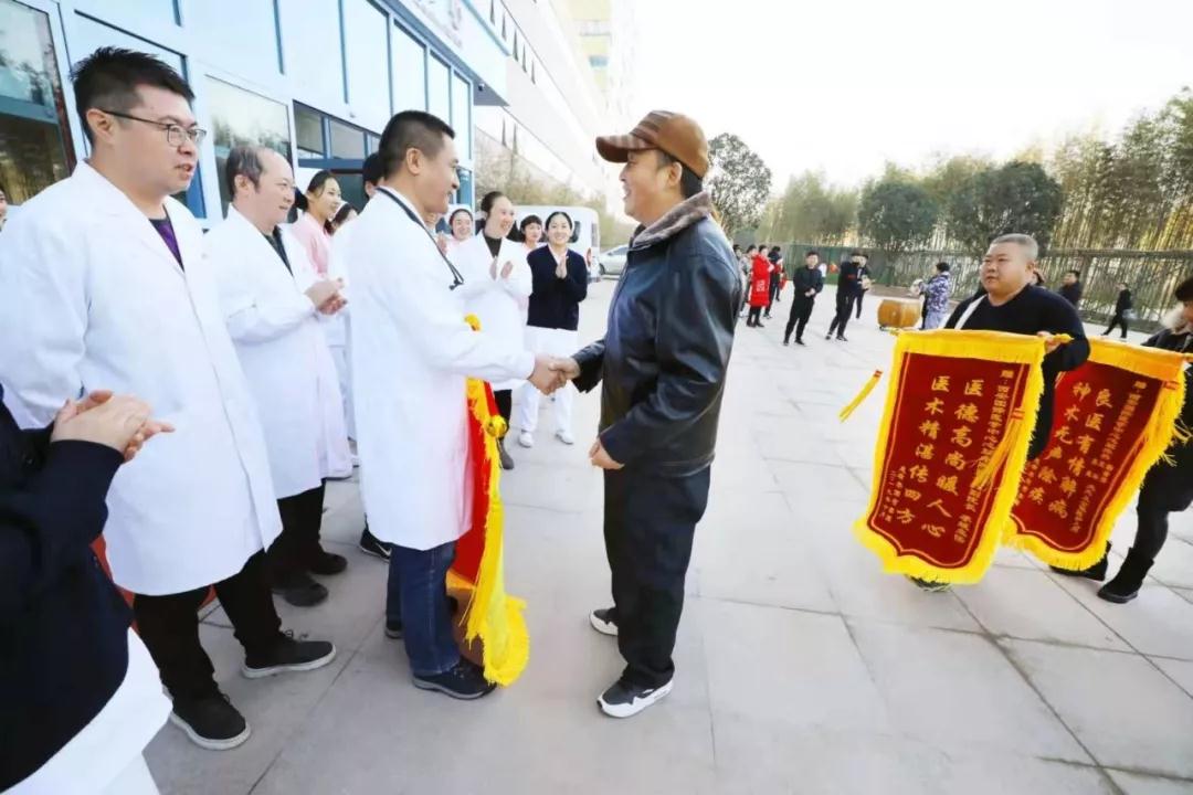 三秦都市報(bào)報(bào)道—西安國(guó)際醫(yī)學(xué)中心醫(yī)院創(chuàng)奇跡 老賈康復(fù)出院敲鑼打鼓送錦旗