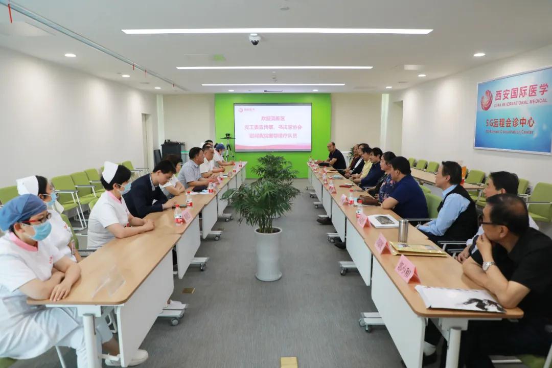 書法送祝福 筆墨贊英雄——西安高新區(qū)黨工委宣傳部、書法家協(xié)會(huì)一行致敬最美逆行者