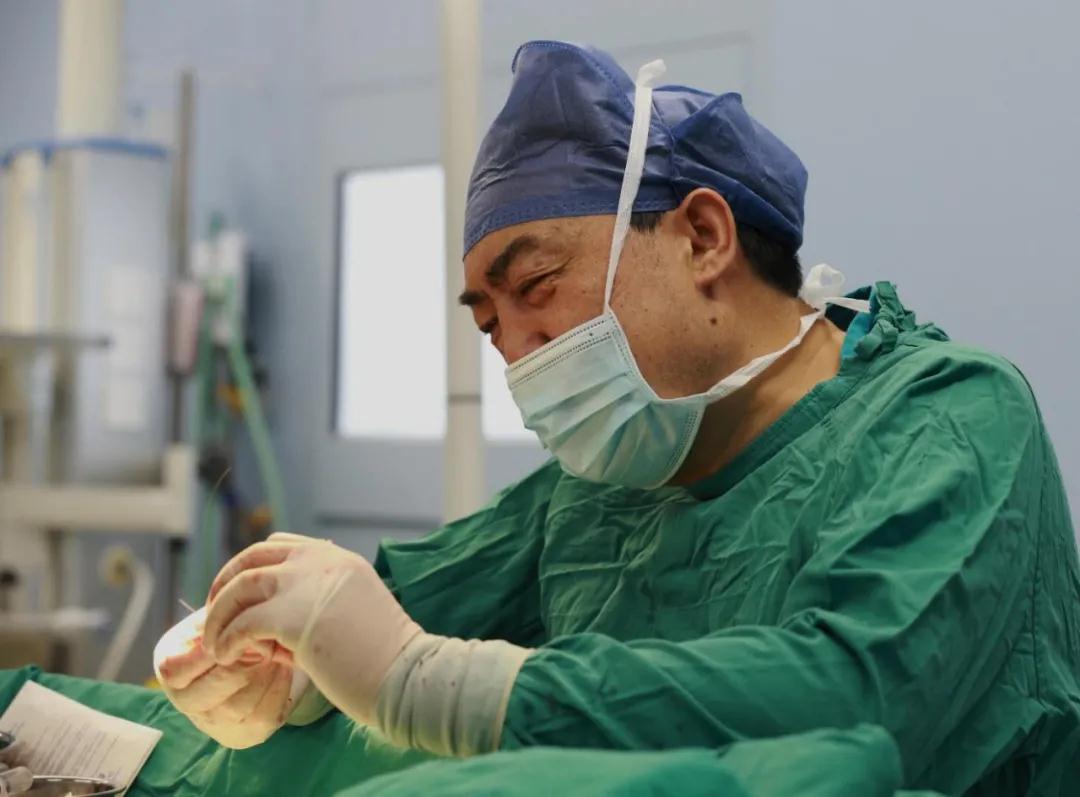 “中國器官再造第一人”郭樹忠教授用三根肋骨雕刻成“耳朵”！