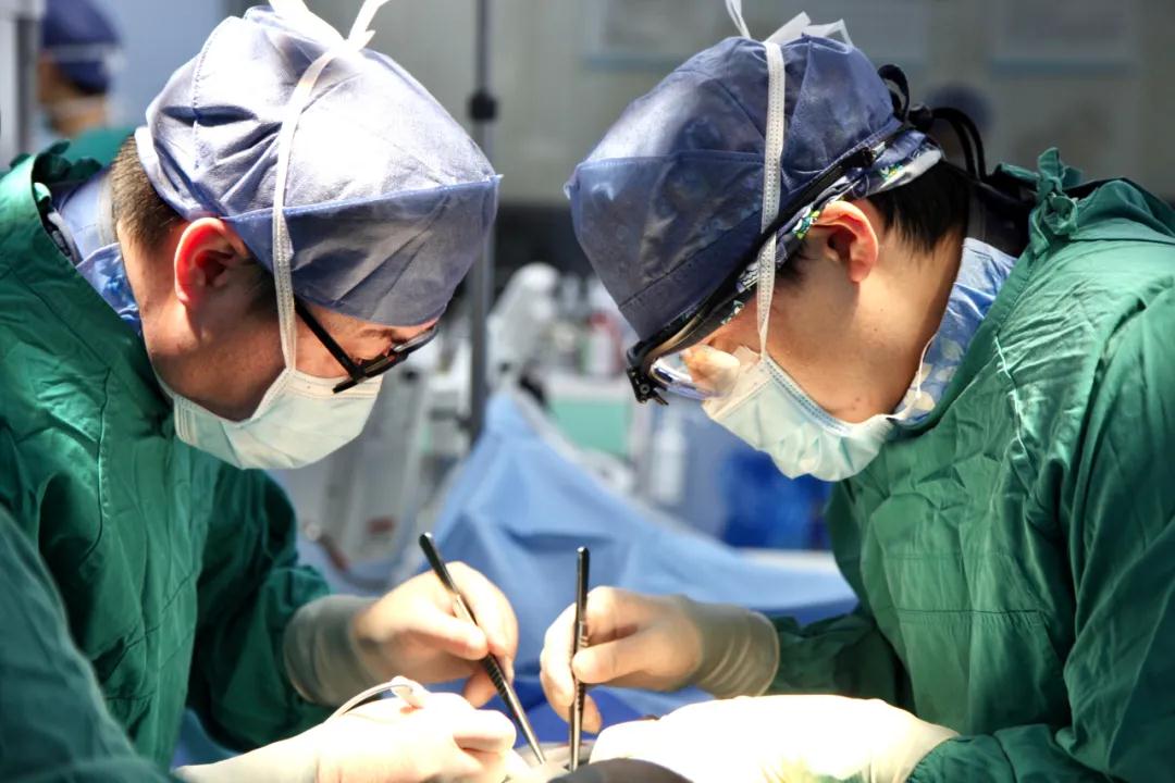 又一次突破！心外團隊完成國內首例“經股TAVR+TEVAR”