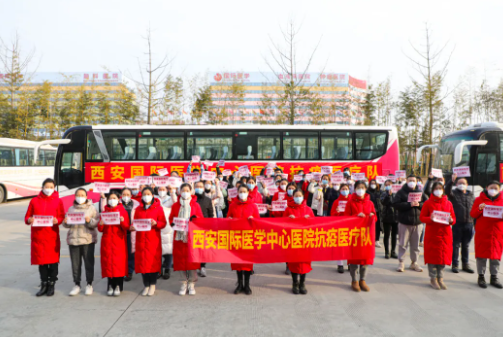 又有 300 余名醫(yī)護人員逆行出征，奔赴核酸采樣點