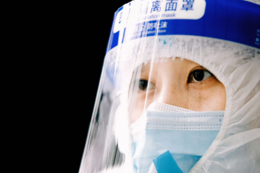 你穿防護服的樣子，真好看！