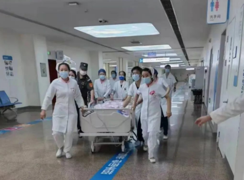 “999”急救集結(jié)號(hào)響起！他們與時(shí)間賽跑......