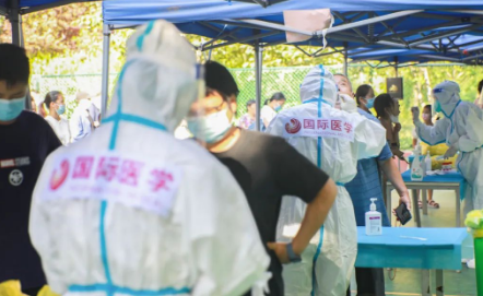 泡白的雙手，濕透的衣服，高溫天氣下的這些“大白”讓人心疼