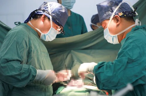 復(fù)診首日，市民排隊掃碼，有序就診……