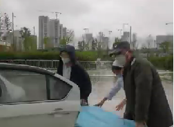 大雨天突遇車(chē)禍，從安保到醫(yī)護(hù)人員接力營(yíng)救