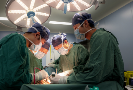 4小時(shí)的手術(shù)，消外一科從七旬患者體內(nèi)取出哈密瓜大小的腫瘤