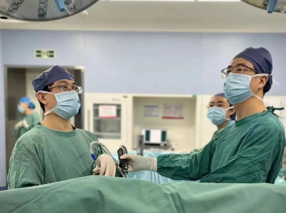 一劈為二！這臺微創(chuàng)手術(shù)為他清除了“不速之客”