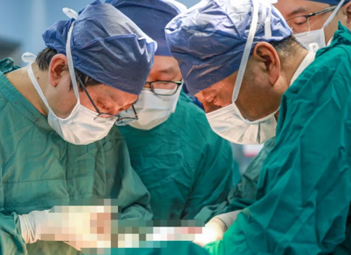 挑戰(zhàn)胸外領(lǐng)域“珠峰”！他為71歲老人摘除胸內(nèi)巨大罕見腫瘤