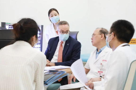 門診、查房、學術交流……全美排名第一的妙佑醫(yī)療國際專家團隊參與“首屆國際醫(yī)學高峰論壇”國際診療日活動