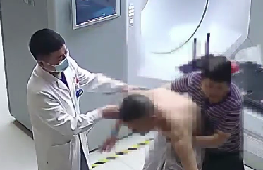 驚險！患者險些跌倒，醫(yī)生跳過治療床扶患者