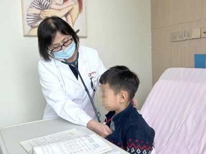 支原體肺炎來了！住院扎堆，學(xué)習(xí)桌搬到病房，孩子邊寫作業(yè)邊打點滴