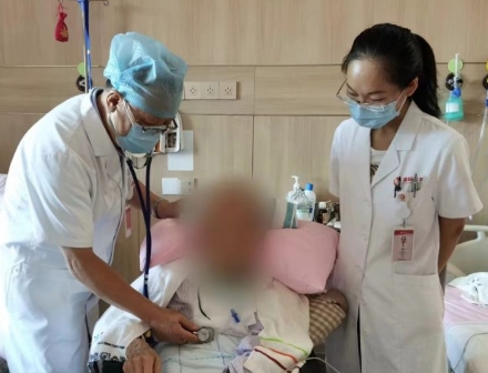 多次渡過險關(guān)，身患重疾的92歲老人在醫(yī)院度過了四個不平凡的生日