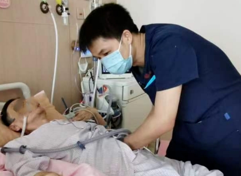 從呼吸困難到放聲歌唱，年近古稀的他用2個(gè)多月實(shí)現(xiàn)了……