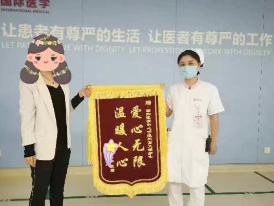 點(diǎn)贊正能量！95后護(hù)士救下走失老人 暖心一扶顯大愛(ài)