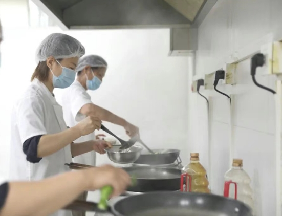 灶火燃起時(shí)，醫(yī)院飄出“家的味道”